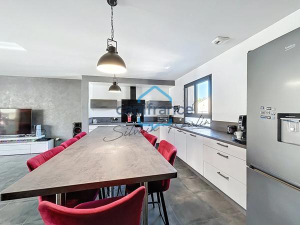 PIERRELATTE – FERME BAUMET | Villa de plain-pied de 107 m², 4 chambres, DPE A et superbe terrasse couverte de 50 m²