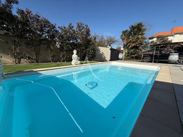 Maison de ville de 1900 avec piscine et carport