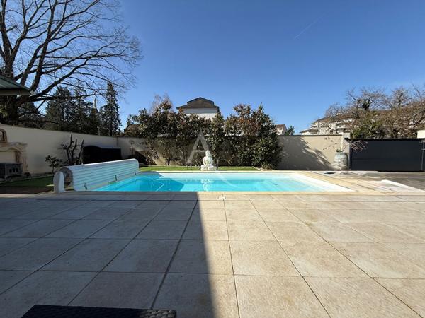 Maison de ville de 1900 avec piscine et carport