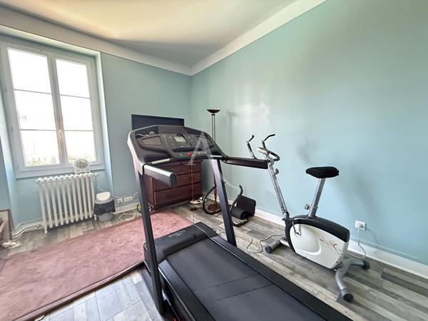 Maison de ville de 1900 avec piscine et carport