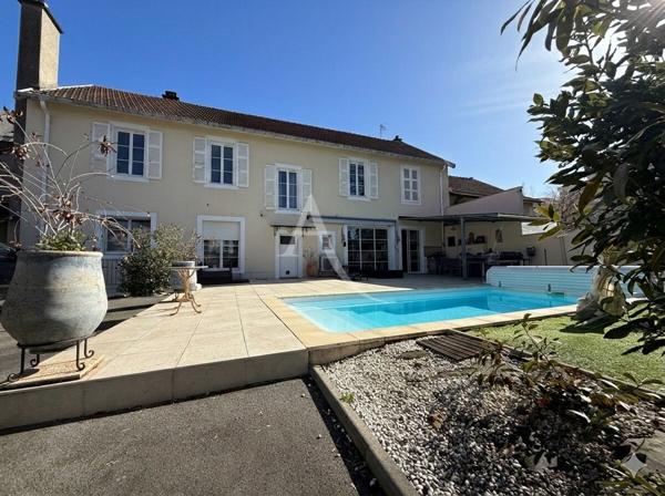 Maison de ville de 1900 avec piscine et carport
