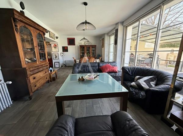 Maison de ville de 1900 avec piscine et carport