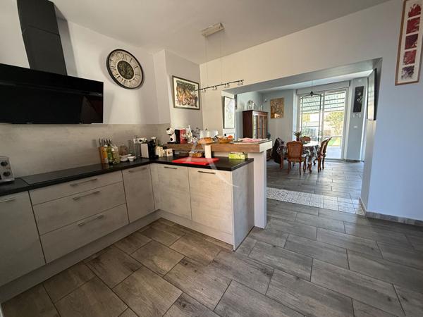 Maison de ville de 1900 avec piscine et carport