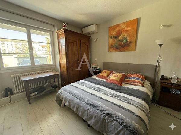 Maison de ville de 1900 avec piscine et carport