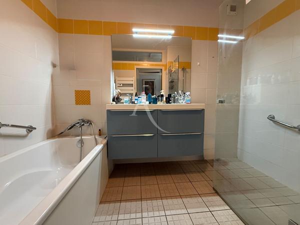 Maison de ville de 1900 avec piscine et carport