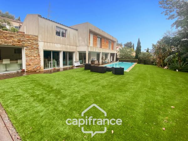 Maison à vendre 8 pièces CARQUEIRANNE (83) - Quartier Canebas - 6 chambres - 220 m2 habitable - Piscine.