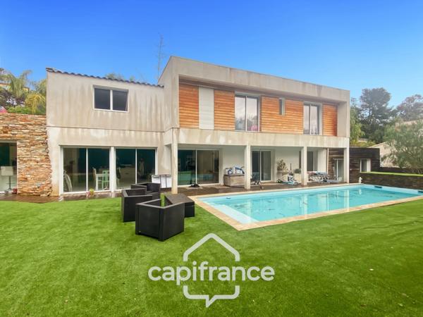 Maison à vendre 8 pièces CARQUEIRANNE (83) - Quartier Canebas - 6 chambres - 220 m2 habitable - Piscine.