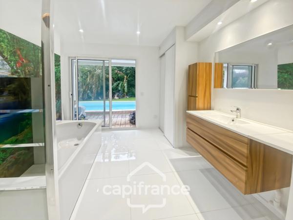 Maison à vendre 8 pièces CARQUEIRANNE (83) - Quartier Canebas - 6 chambres - 220 m2 habitable - Piscine.