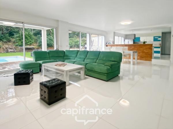 Maison à vendre 8 pièces CARQUEIRANNE (83) - Quartier Canebas - 6 chambres - 220 m2 habitable - Piscine.