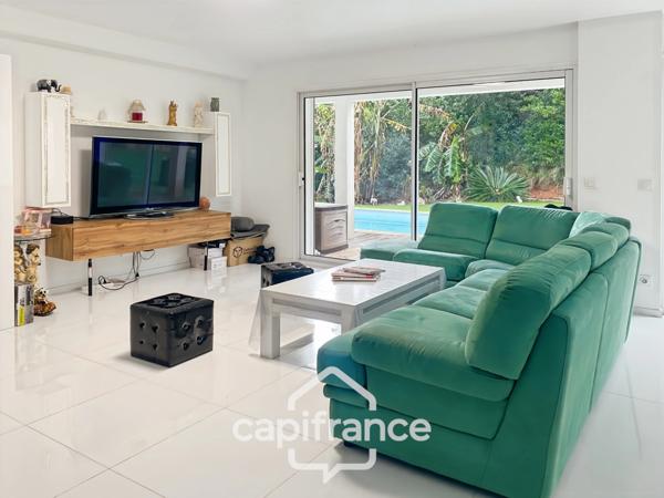 Maison à vendre 8 pièces CARQUEIRANNE (83) - Quartier Canebas - 6 chambres - 220 m2 habitable - Piscine.