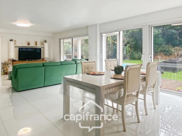 Maison à vendre 8 pièces CARQUEIRANNE (83) - Quartier Canebas - 6 chambres - 220 m2 habitable - Piscine.