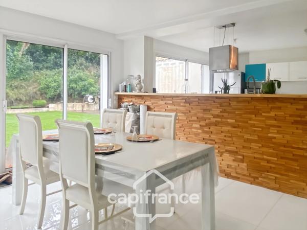 Maison à vendre 8 pièces CARQUEIRANNE (83) - Quartier Canebas - 6 chambres - 220 m2 habitable - Piscine.