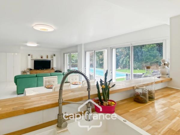 Maison à vendre 8 pièces CARQUEIRANNE (83) - Quartier Canebas - 6 chambres - 220 m2 habitable - Piscine.