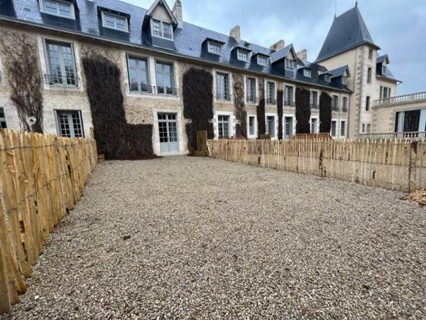 LIGUGE, CHATEAU DE LA MOTTE, STUDIO DE 33m² AVEC JARDIN