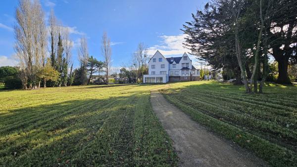 Concarneau Face Mer – Le Cabellou “Renaissance” pour cette bâtisse Art Déco (T3 Duplex de 88 m²)