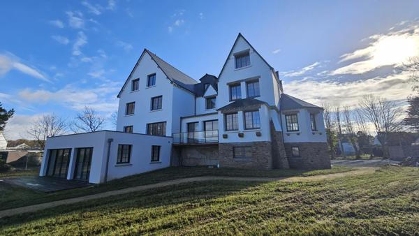 Concarneau Face Mer – Le Cabellou “Renaissance” pour cette bâtisse Art Déco (T3 Duplex de 88 m²)