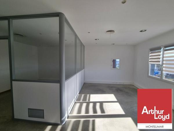 PIERRELATTE - A LOUER - PLATEAUX DE BUREAUX EN ETAGE AVEC PARKING