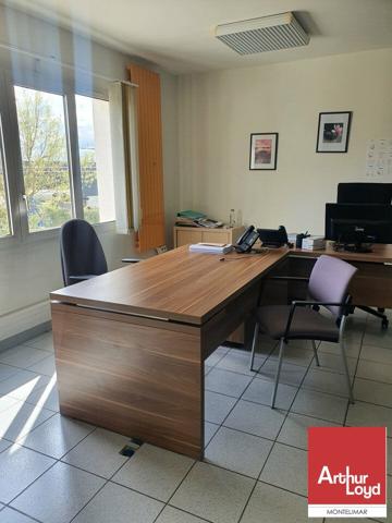 PIERRELATTE - A LOUER - PLATEAUX DE BUREAUX EN ETAGE AVEC PARKING
