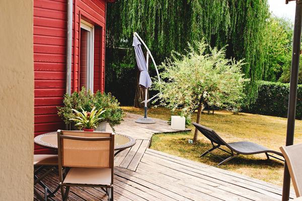 A vendre Angers secteur Roc Epine, proche étang Saint Nicolas, maison non mitoyenne, lumineuse entièrement rénovée avec goût, 4 chambres dont une suite parentale, deux salles de bains, cuisine américaine, garage, paking, jardin clos sans vis à vis.Proximi