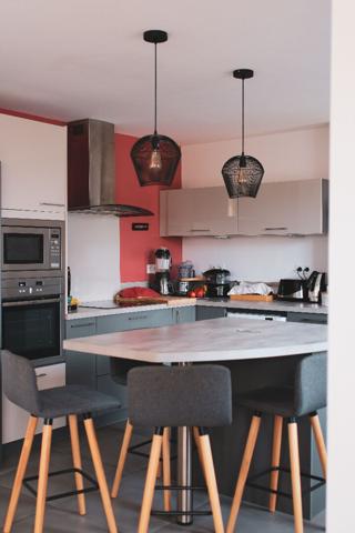 A vendre Angers secteur Roc Epine, proche étang Saint Nicolas, maison non mitoyenne, lumineuse entièrement rénovée avec goût, 4 chambres dont une suite parentale, deux salles de bains, cuisine américaine, garage, paking, jardin clos sans vis à vis.Proximi