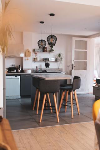 A vendre Angers secteur Roc Epine, proche étang Saint Nicolas, maison non mitoyenne, lumineuse entièrement rénovée avec goût, 4 chambres dont une suite parentale, deux salles de bains, cuisine américaine, garage, paking, jardin clos sans vis à vis.Proximi