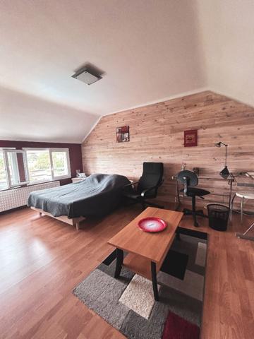 A vendre Angers secteur Roc Epine, proche étang Saint Nicolas, maison non mitoyenne, lumineuse entièrement rénovée avec goût, 4 chambres dont une suite parentale, deux salles de bains, cuisine américaine, garage, paking, jardin clos sans vis à vis.Proximi