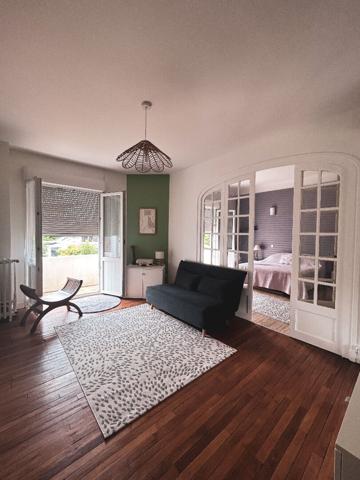 A vendre Angers secteur Roc Epine, proche étang Saint Nicolas, maison non mitoyenne, lumineuse entièrement rénovée avec goût, 4 chambres dont une suite parentale, deux salles de bains, cuisine américaine, garage, paking, jardin clos sans vis à vis.Proximi