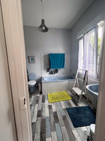 A vendre Angers secteur Roc Epine, proche étang Saint Nicolas, maison non mitoyenne, lumineuse entièrement rénovée avec goût, 4 chambres dont une suite parentale, deux salles de bains, cuisine américaine, garage, paking, jardin clos sans vis à vis.Proximi