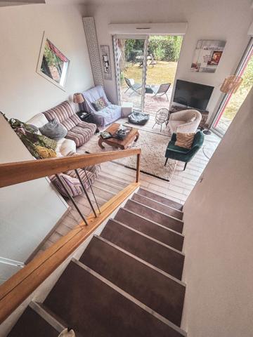 A vendre Angers secteur Roc Epine, proche étang Saint Nicolas, maison non mitoyenne, lumineuse entièrement rénovée avec goût, 4 chambres dont une suite parentale, deux salles de bains, cuisine américaine, garage, paking, jardin clos sans vis à vis.Proximi