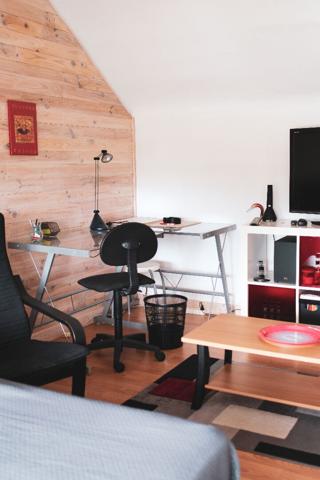 A vendre Angers secteur Roc Epine, proche étang Saint Nicolas, maison non mitoyenne, lumineuse entièrement rénovée avec goût, 4 chambres dont une suite parentale, deux salles de bains, cuisine américaine, garage, paking, jardin clos sans vis à vis.Proximi