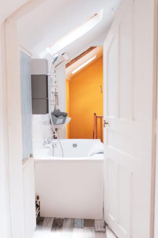 A vendre Angers secteur Roc Epine, proche étang Saint Nicolas, maison non mitoyenne, lumineuse entièrement rénovée avec goût, 4 chambres dont une suite parentale, deux salles de bains, cuisine américaine, garage, paking, jardin clos sans vis à vis.Proximi