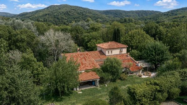 UN HAVRE DE PAIX AU BORD DE LA RIVIÈRE, IDÉAL POUR UNE VIE DE FAMILLE