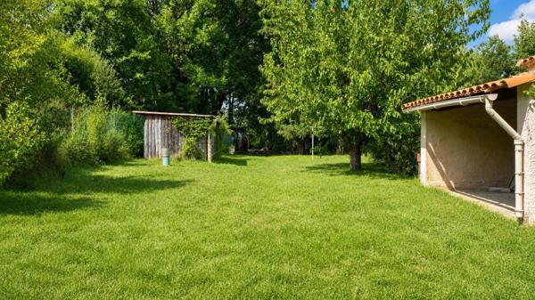 UN HAVRE DE PAIX AU BORD DE LA RIVIÈRE, IDÉAL POUR UNE VIE DE FAMILLE