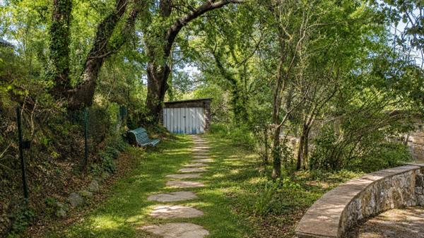 UN HAVRE DE PAIX AU BORD DE LA RIVIÈRE, IDÉAL POUR UNE VIE DE FAMILLE