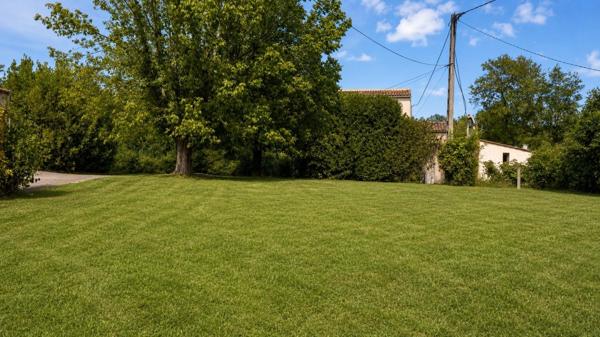 UN HAVRE DE PAIX AU BORD DE LA RIVIÈRE, IDÉAL POUR UNE VIE DE FAMILLE
