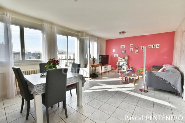 A vendre VAULX EN VELIN appartement T4 traversant