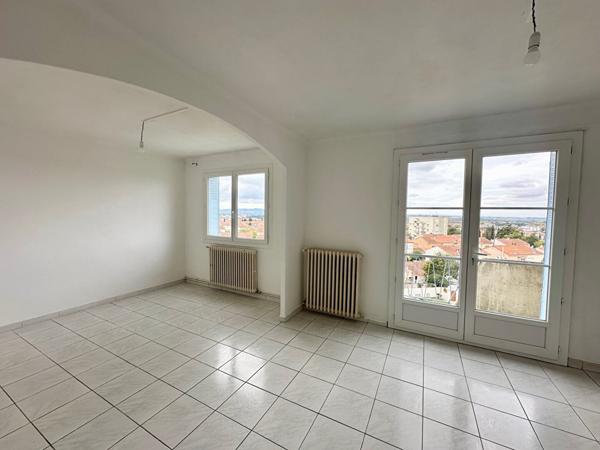 APPARTEMENT DEUX CHAMBRES DANS UN IMMEUBLE A CARCASSONNE