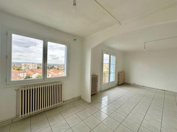 APPARTEMENT DEUX CHAMBRES DANS UN IMMEUBLE A CARCASSONNE