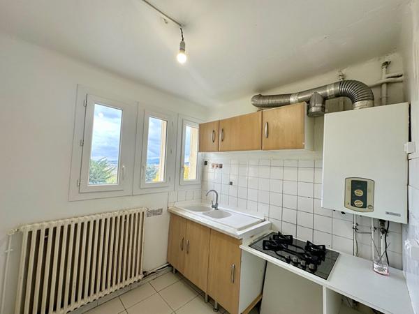 APPARTEMENT DEUX CHAMBRES DANS UN IMMEUBLE A CARCASSONNE