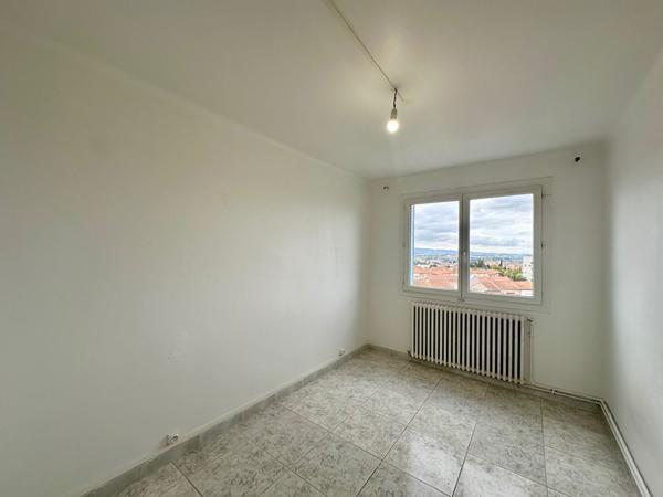 APPARTEMENT DEUX CHAMBRES DANS UN IMMEUBLE A CARCASSONNE