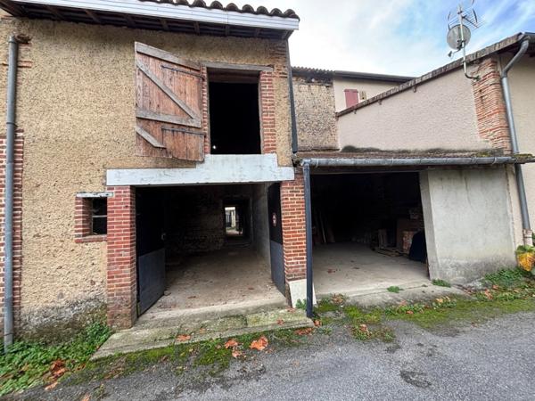 Dpt Hautes Pyrénées (65), à vendre TRIE SUR BAISE 2 grands garages de 71 m² et 82 m² + étages sur 153 m² de terrain au total, en centre-ville, au calme