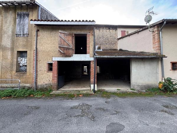 Dpt Hautes Pyrénées (65), à vendre TRIE SUR BAISE 2 grands garages de 71 m² et 82 m² + étages sur 153 m² de terrain au total, en centre-ville, au calme