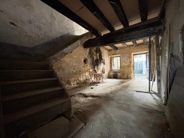 Dpt Hautes Pyrénées (65), à vendre TRIE SUR BAISE 2 grands garages de 71 m² et 82 m² + étages sur 153 m² de terrain au total, en centre-ville, au calme