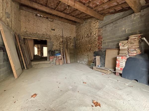 Dpt Hautes Pyrénées (65), à vendre TRIE SUR BAISE 2 grands garages de 71 m² et 82 m² + étages sur 153 m² de terrain au total, en centre-ville, au calme