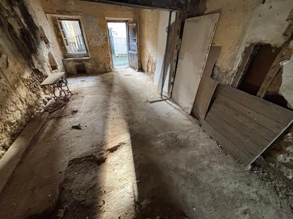 Dpt Hautes Pyrénées (65), à vendre TRIE SUR BAISE 2 grands garages de 71 m² et 82 m² + étages sur 153 m² de terrain au total, en centre-ville, au calme