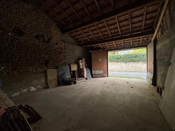Dpt Hautes Pyrénées (65), à vendre TRIE SUR BAISE 2 grands garages de 71 m² et 82 m² + étages sur 153 m² de terrain au total, en centre-ville, au calme