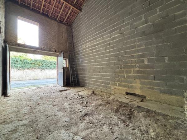 Dpt Hautes Pyrénées (65), à vendre TRIE SUR BAISE 2 grands garages de 71 m² et 82 m² + étages sur 153 m² de terrain au total, en centre-ville, au calme