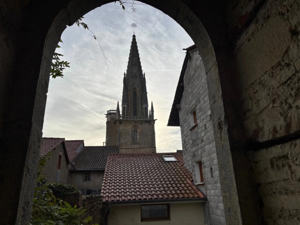 Dpt Hautes Pyrénées (65), à vendre TRIE SUR BAISE 2 grands garages de 71 m² et 82 m² + étages sur 153 m² de terrain au total, en centre-ville, au calme