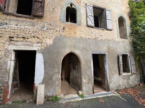 Dpt Hautes Pyrénées (65), à vendre TRIE SUR BAISE 2 grands garages de 71 m² et 82 m² + étages sur 153 m² de terrain au total, en centre-ville, au calme
