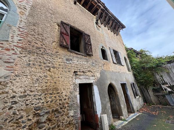 Dpt Hautes Pyrénées (65), à vendre TRIE SUR BAISE 2 grands garages de 71 m² et 82 m² + étages sur 153 m² de terrain au total, en centre-ville, au calme
